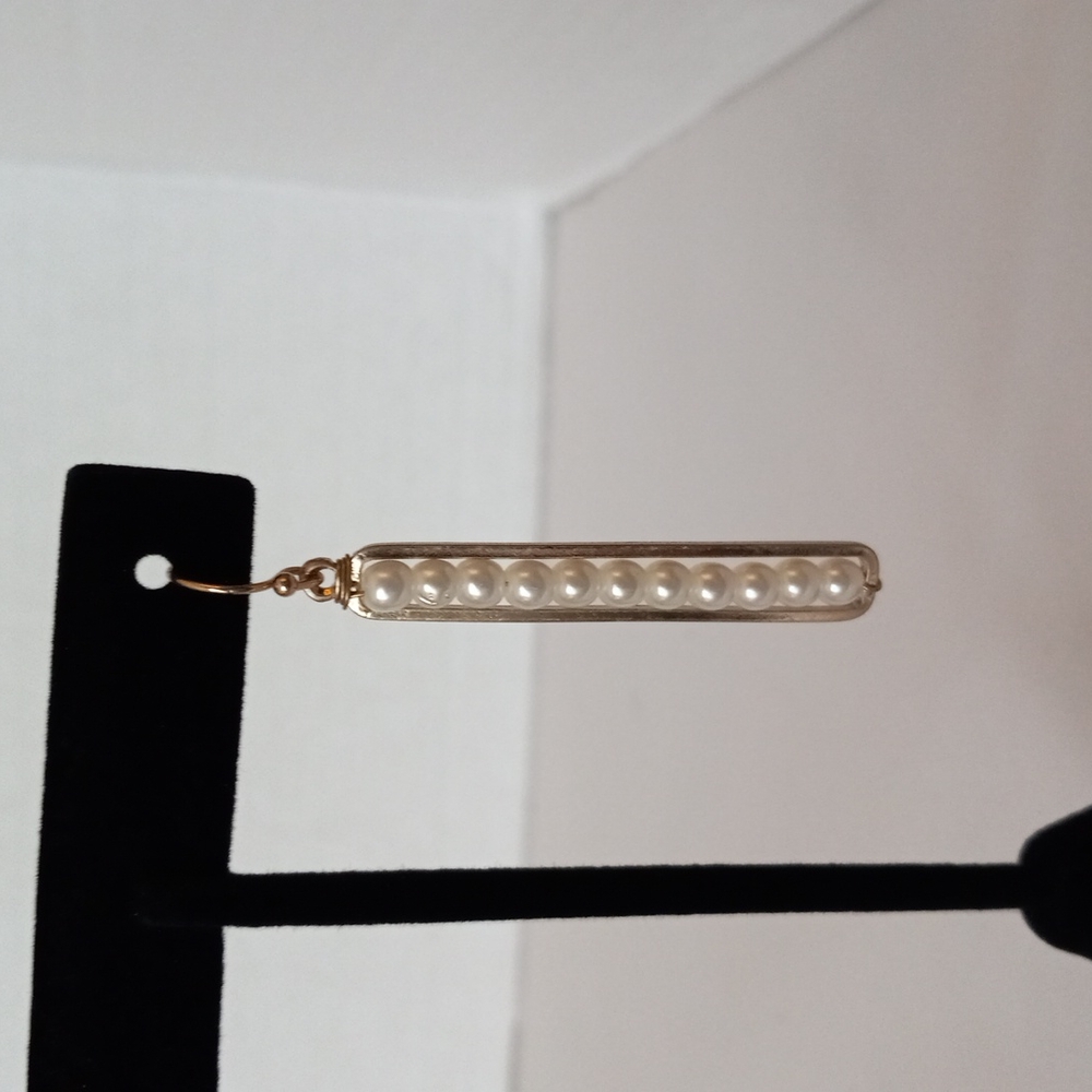 Pearl bar drop gold tone earrings - Picture 2 of 5